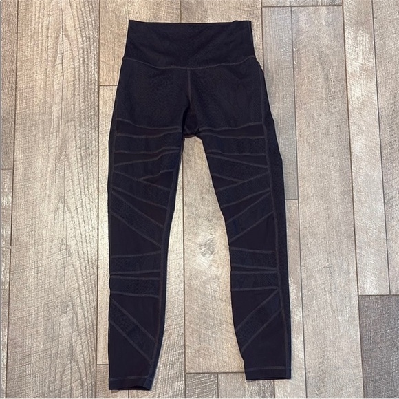 Lululemon High Times Tech Mesh Leggings Size 4 Black Snake Print With Mesh Panel - Picture 2 of 6